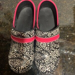 Koi By Sanita White Floral BlackPink  Clogs Comfort Mules Shoes SIZE 6.5